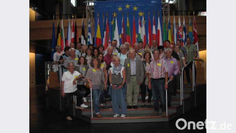Die KAB-Gruppe macht ein Erinnerungsfoto im Europa-Parlament. Bild: exb