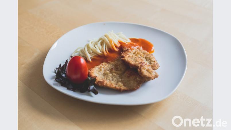 Das nicht ganz so klassische Kalbsschnitzel wird nach italienischer Art mit Nudeln und Tomatensauce serviert. Bild: Bild: Lukas Meister