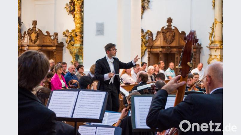 Die Münchner Kammerphilharmonie um Dirigent Michael Konstantin gastiert am 28. Oktober in Oberviechtach. Bild: exb