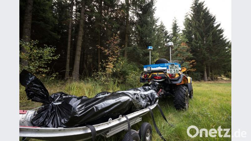 Bevor der steril verpackte Übkörper abtransportiert werden kann, musste der Fundort mit Spezialkalk desinfiziert werden. Bild: dtr