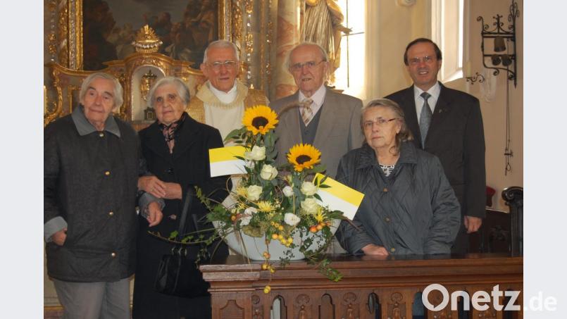 Zur Erinnerung an das Diamantene Priesterjubiläum ein Gruppenfoto. Von links: Andreas Renners Cousine Irma Schmitz, Schwester Brunhilde Arnold, dr Jubilar, Bruder Adolf, Pfarrhaushälterin Reinhilde gratzl, Stadtpfarrer Bernhard Müller. Bild: az