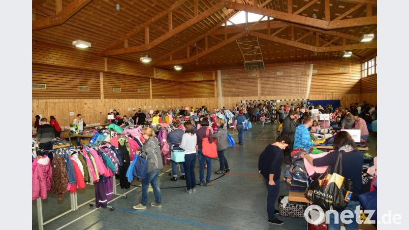 Ein riesiges Warenangebot erwartete die Besucher des Herbst- und Winterbasars des Kinderhauses St. Pankratius Parkstein. Bild: bey
