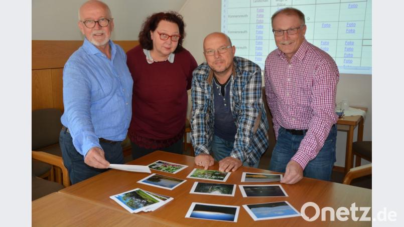 Die vierköpfige Jury (von links) mit Architekt Joachim Schmitz-Klopf, Maria-Magdalena Stöckert, Stefan Weiß und Bürgermeister Max Bindl. Sie bewerteten die 177 eingesandten Bilder, die die Marktgemeinde in ihrem schönsten Licht zeigen. Bild: jr