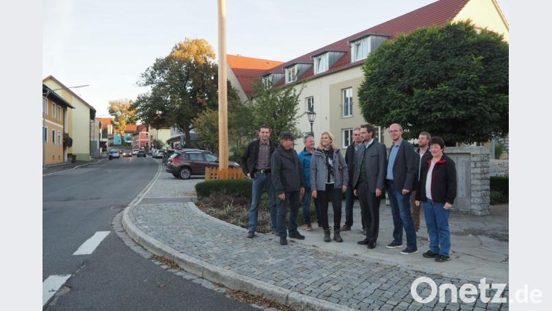 Am Tillyplatz stellt Marktrat Wolfgang Voit (Dritter von rechts) dem CSU-Landtagskandidaten Stephan Oetzinger (Vierter von rechts) und Bezirkstagskandidatin Andrea Lang (Vierte von links) die Umgestaltung vor. Bild: gz