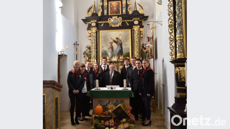 In Glaubendorf feierte Ruhestandspfarrer Josef Schlosser zusammen mit der KLJB den Erntedankgottesdienst. Bild: exb