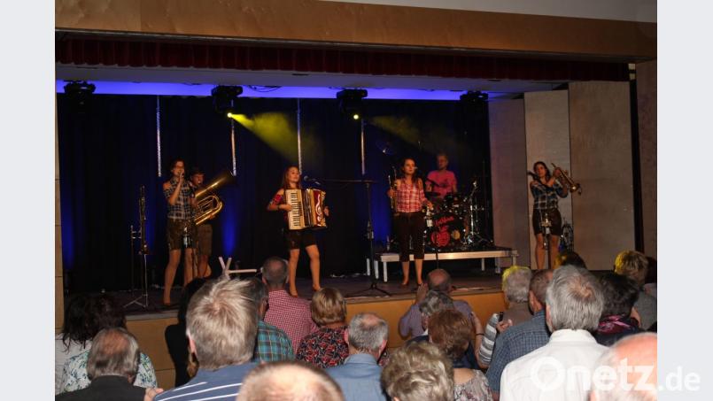 Von links: Posaunistin Hilde, Judith am Akkordeon, Moderatorin und Trompeterin Karin sowie zweite Trompeterin Tine. Das Publikum macht begeistert mit. Bild: wec