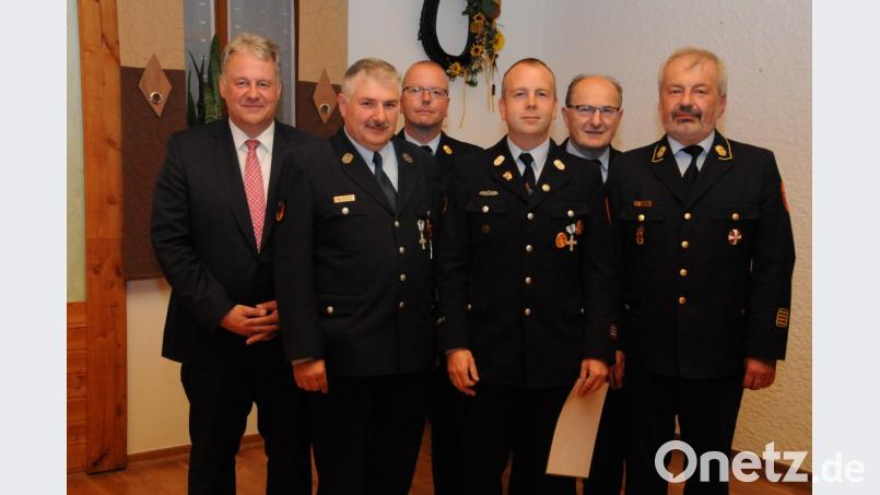 Landrat Richard Reisinger mit der Feuerwehr-Führungsriege (von links): die Kreisbrandinspektoren Hans Sperber und Christof Strobl, Kreisbrandmeister Michael Schmidt, Kreisbrandinspektor Hubert Blödt und Kreisbrandrat Fredi Weiß. Bild:  Christine Hollederer
