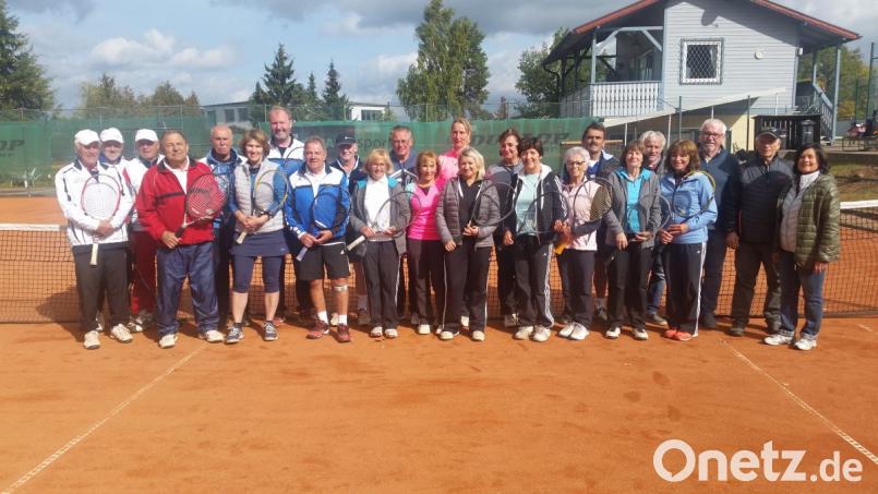 Zahlreiche Tenniscracks beteiligten sich auch heuer wieder am traditionellen Hüttencup zum Saisanabschluss. Leni Joachimstaler, Ewald Kische und Walter Schnoy (von rechts) haben alles vorbereitet. Bild: Schmola, Werner