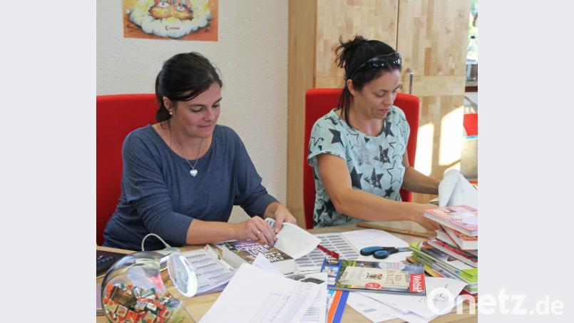 Diana Bock und Pamela Wünsche (von links) haben jeden Donnerstag alle Hände voll zu tun. Für die Arbeit in der Bücherei gab es ausgesprochen gute Noten. Bild: nm Bild: nm