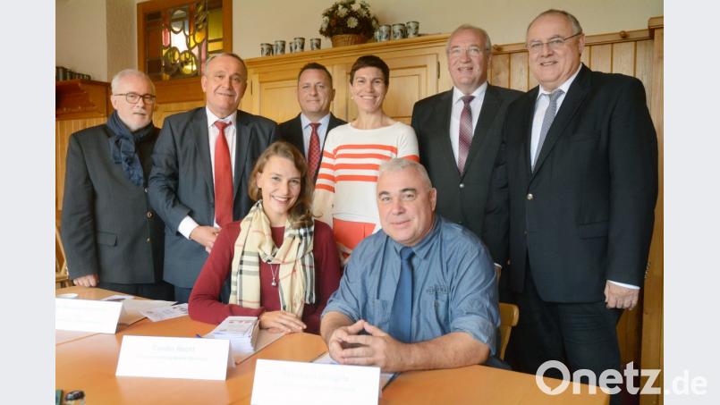 Ab November gibt es in Weiden eine Beratungsstelle für ambulante und stationäre Hilfen zur Pflege und Eingliederungshilfe für behinderte Menschen. Carolin Hecht von der Sozialverwaltung (vorne, links) wird sie beraten. Bild: Gabi Schönberger