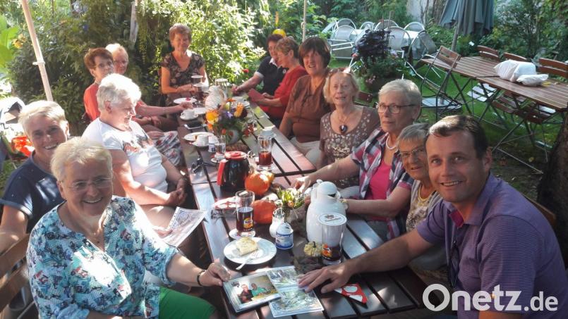 Der Einladung von Waltraud Lorenz und Betti Bergmann (vorne, von links) folgen zehn ehemalige Konsum-Frauen. Zu der Damenrunde gesellt sich Betti Bergmanns Sohn Uwe (vorne rechts), der 2. Bürgermeister von Schnaittenbach ist. Bild: u