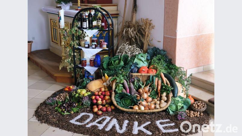 „Brot ist Leben“, lautet das Thema am Erntedank-Sonntag in der Pfarrei St. Laurentius. Großer Hingucker war dabei das „Dankeschön“ des Katholischen Frauenbundes in Form eines Erntedankaltars. Bild: Janina Nebe