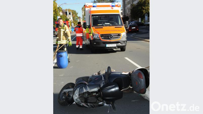 Der 68 Jahre alte Fahrer dieses Rollers wird bei dem Unfall schwer verletzt. Bild: Gerhard Franz
