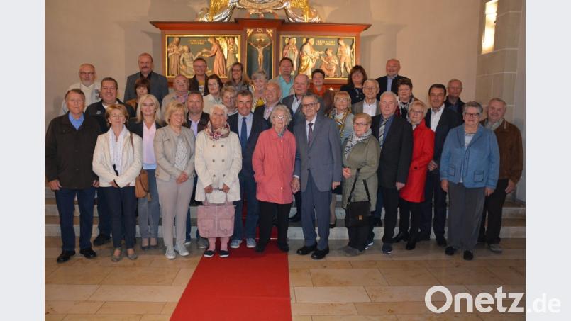 Stadtpfarrer Anton Witt (Zweiter von links) hatte die Ehejubilare aus den Pfarreien Mitterteich, Steinmühle und Leonberg zu einem Festgottesdienst in die Stadtpfarrkirche eingeladen. Für jedes Paar gab es eine Kerze als Präsent des Stadtpfarrers. Bild: jr