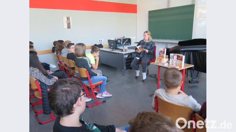 Interessiert verfolgen die Siebtklässler die Autorenlesung von Stephanie Greger. Bild: jzk