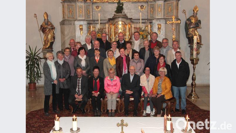 Viel zu erzählen hat sich der Jahrgang 1952/53 beim Klassentreffen, zu dem auch ein gemeinsamer Gottesdienst gehört. Bild: Lisa Langer