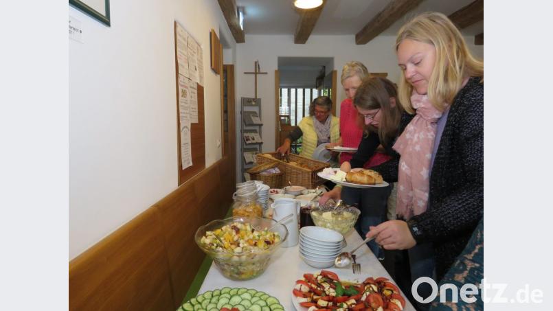 Die Gäste langten am reich gedeckten Frühstückstisch kräftig zu. Bild: ubb