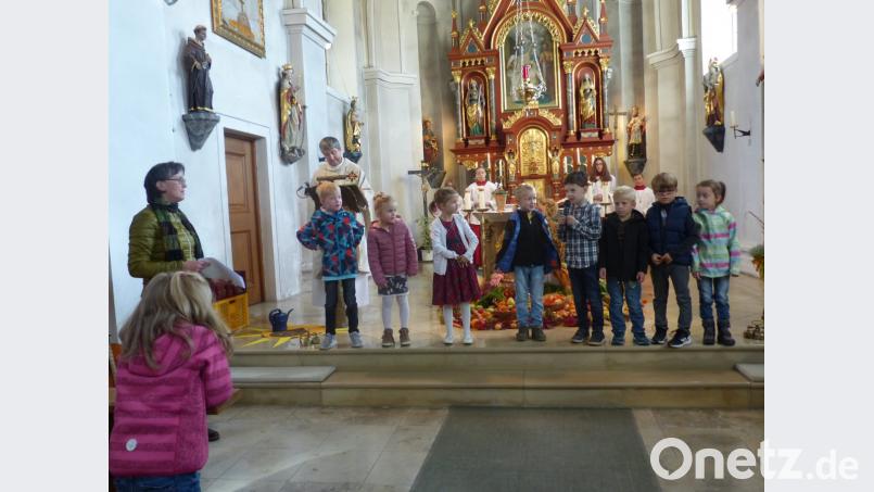 In den Fürbitten dankten Luis, Lukas, Franziska, Simon, Lena, Alois, Luisa und Liana unter anderem Gott für das gesunde Leben und das Gott immer da ist. Bild: sl