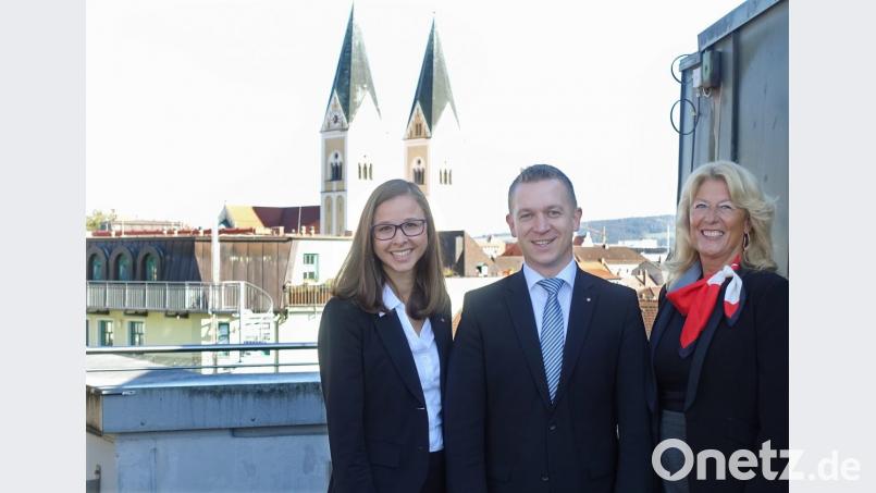 Filialleiter Christian Wolf mit den Immobilienexpertinnen Stefanie Fischer (links) und Erika Reinhart. Bild: Weder