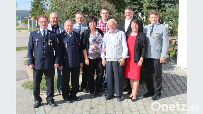 Zahlreiche Gratulanten fanden sich bei Ludwig Losch (Vierter von rechts) ein. Bild: ral