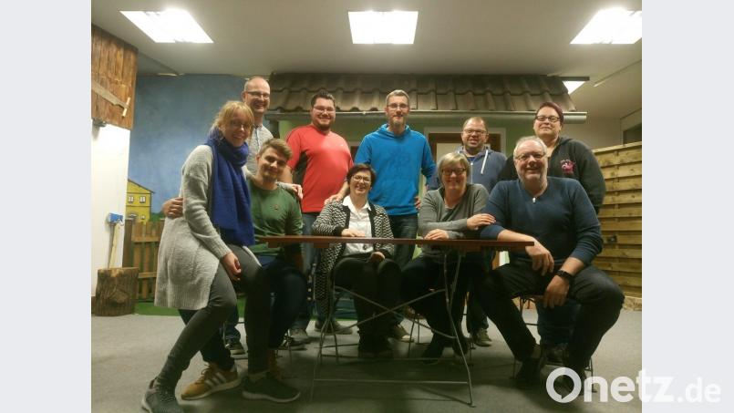 Die Theatergruppe probt im Jubiläumsjahr ein Stück ein, dass aus der Feder ihrer Mitglieder stammt.
Im Bild von links Verena Koch, Gerald Plank, Jonas Strunk, Matthias Ziegelmeier, Sandra Schieder, Sebastian Uebel, Angelika Breitschaft, Markus Sperl, Peter Müller und Simone Schmid. Bild: nib
