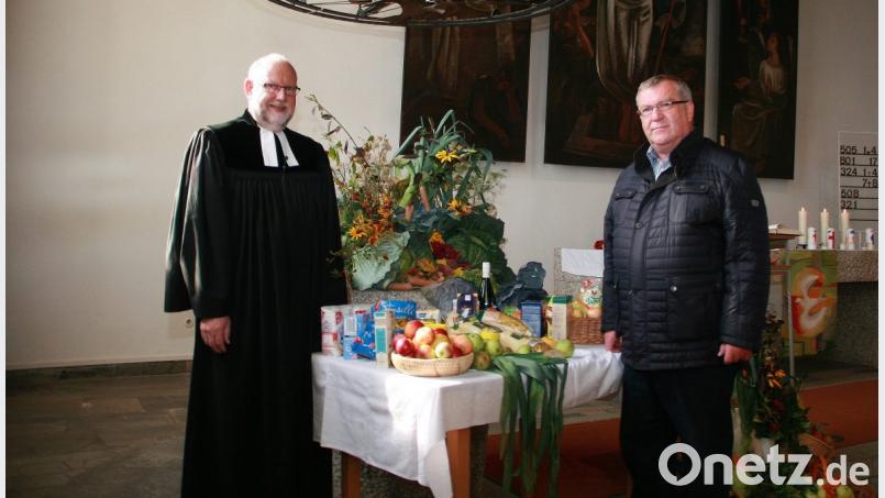 Der bunte Gabentisch ist für die „Mitterteicher Tafel“ bestimmt, erklärte Pfarrer Martin Schlenk. Im Namen der gemeinnützigen Einrichtung bedankte sich Vorstandsmitglied Werner Robl (rechts) bei allen Spendern. Bild: wro