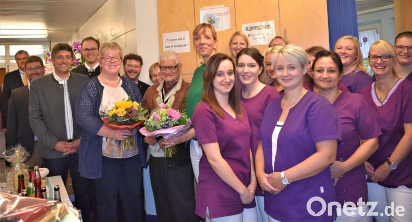 Am "Tag der deutschen Einheit" war der offizielle Start der Gemeinschaftspraxis von Dr. Sabine Schultes (Fünfte von links) und Dr. Barbara Tiilgener (Neunte von links). Bild: rgr