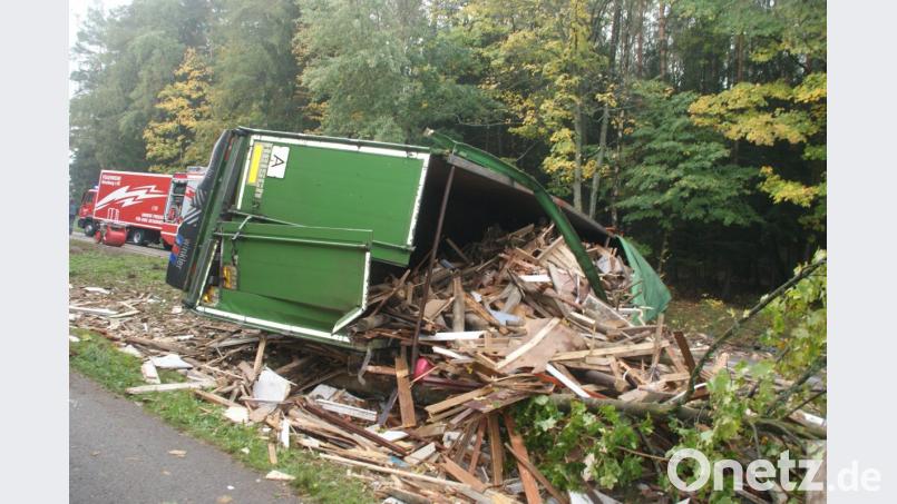 Der Sattelzug stürzt um und die Ladung verteilte sich auf und neben der Staatsstraße. Bild: agr