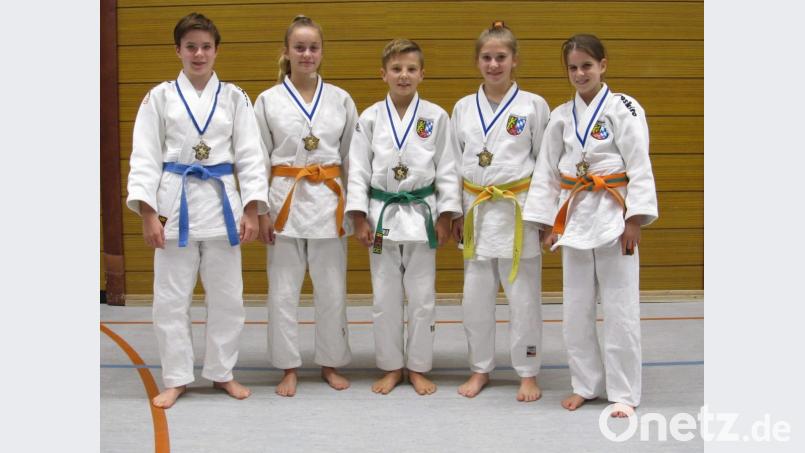 Sie vertreten die DJK Ensdorf bei der Süddeutschen Meisterschaft in Pforzheim: Natascha Lauber, Emilie Marschall, Luis Pirzer, Mathilda Lauber, Jana Waldmann (von links) Bild: tra