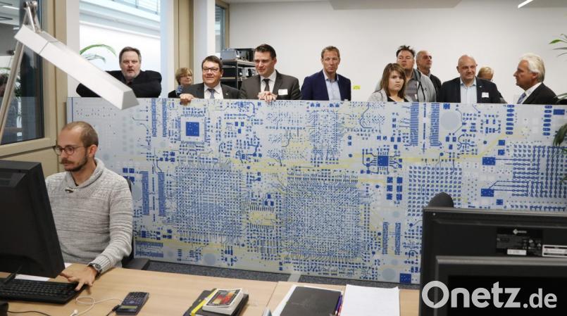 Geschäftsführer Martin Hartmann (rechts) erklärt den Vertretern des Vereins "Partner für den Landkreis Schwandorf"
die Entwicklungsarbeit. Die Besucher wurden für die Betriebsführung in drei Gruppen aufgeteilt. Bild: Gerhard Götz