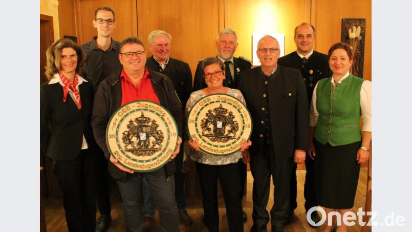 Die Schützengesellschaft 1912 Neukirchen und der 1. Bogenschützenclub Sulzbach-Rosenbverg erhalten Löwenscheiben für die Ausrichtung der schießsportlichen Wettkämpfe. Bild: dl