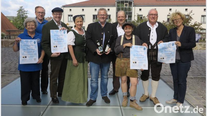 Monika Schenk, Joachim Baranek, Josef Koch, Karin Mager, OB Andreas Feller, Michael Koch, Sabine Brunner, Werner Grünwald und Susanne Lehnfeld (von links) werben für „Bayerischen Bier- und Weinabend“ des Sängerbundes am 13. Oktober im Sperlstadl. Bild: Hirsch
