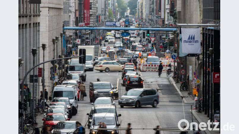 Autos fahren im dichten Verkehr auf der Friedrichstraße in Berlin. Ab 2019 gelten in der Hauptstadt an elf Abschnitten Fahrverbote. Bild: Arne Immanuel Bänsch, dpa