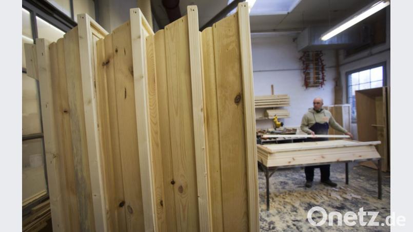 Die Teilnehmer eines VHS-Kurses können ihren eigenen Holzsarg zimmern. Bild: Jens Büttner/dpa