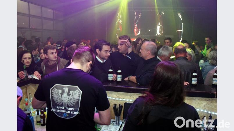 Gäste aus Floß und Umgebung feierten bei der JU-Party „Floß dreht auf“ in der Halle des Ländlichen Burschenvereins. Unter die Gäste mischten sich auf stellvertretender JU-Landesvorsitzender Stephan Oetzinger, Burschenvereinschef Alexander Bauer und Marktgemeinderat Armin Betz. Bild: bgm