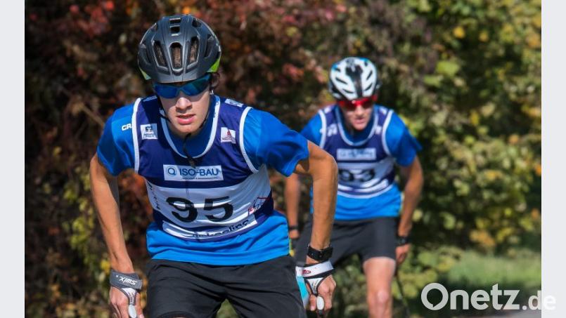 Linus Uschold vom SCMK unterliegt später im Zielsprint um 0,3 Sekunden und wird damit Zweiter in der U 16 . Bild: chl