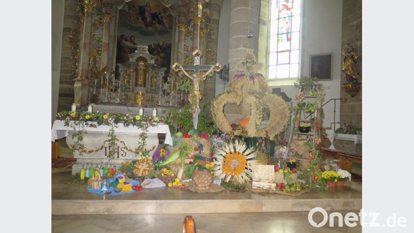 Den Erntedankaltar in der Kemnather Stadtpfarrkirche schmückt eine große Erntekrone, die wieder von den Berndorfer Frauen stammt. Bild: jzk