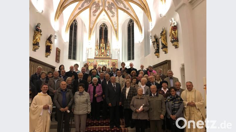 Die Tirschenreuhter Ehejubilare mit Stadtpfarrer Georg Flierl (links). Bild: exb