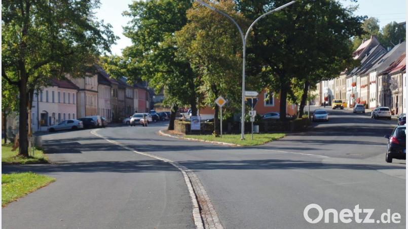 Die Entwurfsplanung des Staatlichen Bauamtes Amberg-Sulzbach sieht im Zuge des Ausbaus der Kreisstraße NEW 14, die Ortsdurchfahrt von Neustadt am Kulm im Bereich des Marktplatzes (unser Bild) eine neue Trassenführung mit einer stärkeren Links-/Rechtsbiegung vor. Bild: br