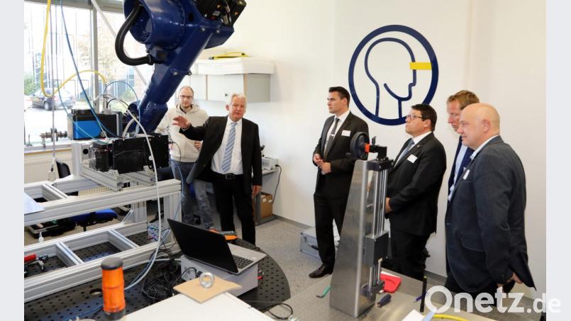 Zum Testen, versuchen, entwickeln steht unter anderen dieser Raum zur Verfügung. Zweiter von links Geschäftsführer Martin Hartmann. Bild: Gerhard Götz