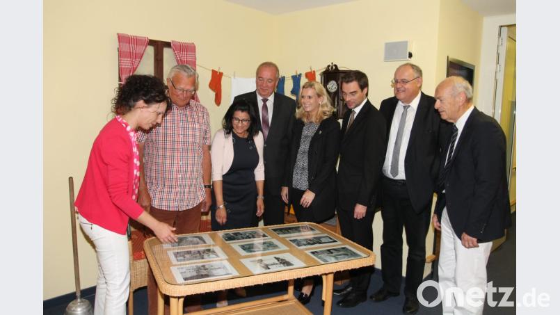 Bezirkstagspräsident Franz Löffler (Vierter von links) ist ebenso begeistert über die Arbeit im Pflegeheim Pleystein GmbH wie Andrea Lang, Dr. Stephan Oetzinger und Lothar Höher (weiter nach rechts). Bild: pi