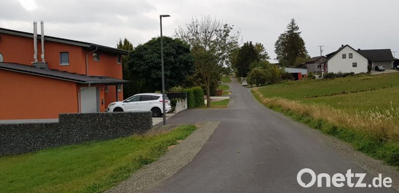 Sauber präsentiert sich nach der Erneuerung die Verlängerung der Pfarrer-Kreuzer-Straße hin zur Konradshöhe. Drei neue Brennstellen sorgen für mehr Licht in der dunklen Jahreszeit. Bild: dob