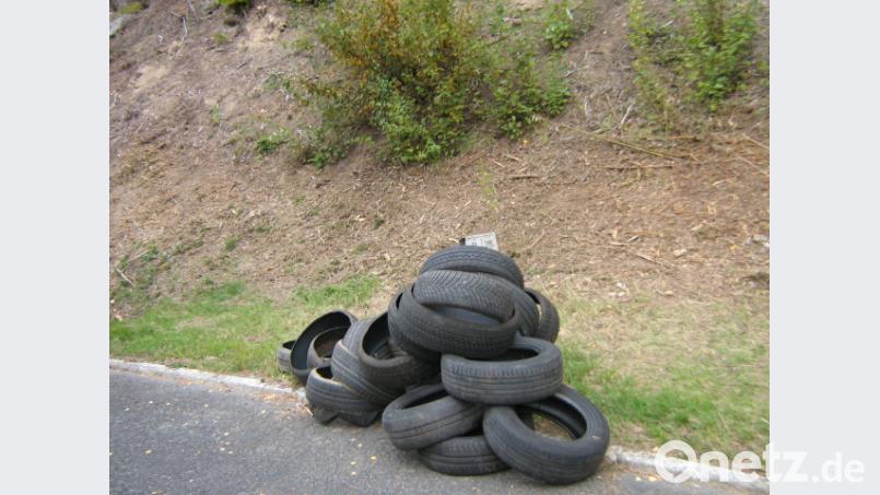 Einen unerlaubten Boxenstopp hat ein Müllsünder bei Georgenberg gemacht und seine Altreifen illegal dort entsorgt. Bild: dob