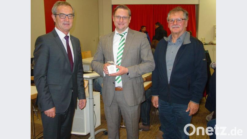 Bürgermeister Werner Nickl dankt Rechtsanwalt Florian Alte sowie Helmut Christa (von links), Seminarleiter der Hanns-Seidel-Stiftung für ihre Informationen für die Vereinsvertreter. Bild: hrö
