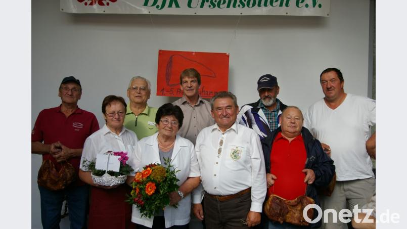 Siegerehrung nach dem Volkswandertag in Ursensollen (von links): Wanderfreunde Schwarzhofen, DJK Ursensollen, Wander- und Volkssportverein Amberg, Leni Augsberger, Schirmherr Michael Rischke, Spartenleiter Hans Augsberger, Wanderfreunde Richtheim, Demling und Kümmersbruck. Bild: Augsberger