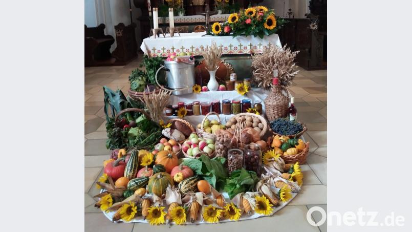 Ein prächtiger Erntedankaltar schmückt die Marienkirche in Pertolzhofen. Bild: exb