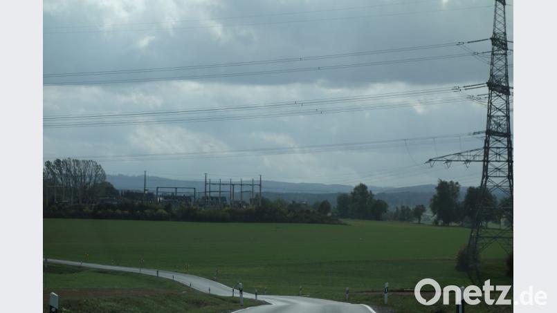 Im Umspannwerk unterhalb der 380-kv-Stromleitung bei Altenstadt wird für eine stabile Stromversorgung der Großgemeinde mit ihrem stolzen Volumen von jährlich 30 Millionen Kilowattstunden die Grundlage geschaffen. Bild: fjo