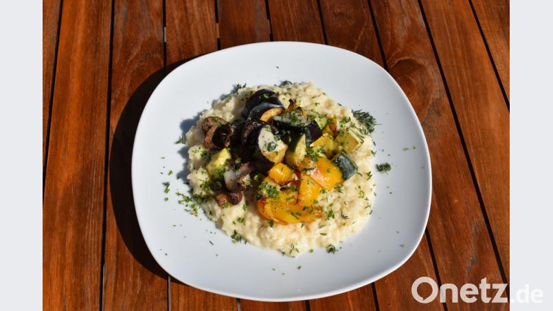 Das Grillgemüse aus dem Backofen krönt das perfekt cremige Risotto. Bild: Schiffer