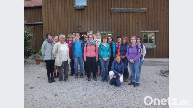 Die 18 Teilnehmerinnen des OWV Griesbach bei ihrer Schlemmerwanderung. Bild: exb