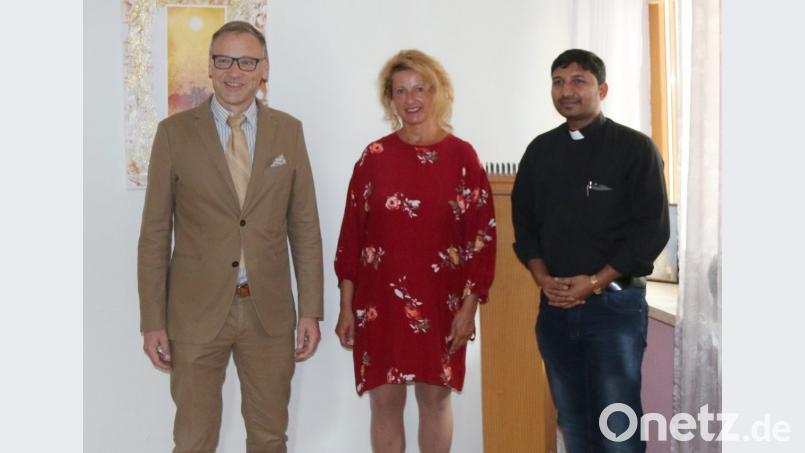 Von links Bürgermeister Sommer, Andrea Fürst und Pfarrvikar Pater John Gali. Bild: kdi